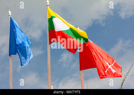 Des drapeaux colorés dans un camp de réfugiés de l'Armée de l'État Shan Li Wan à Kaw, Muang triste en armée de l'État Shan(ASS), la Birmanie. Banque D'Images