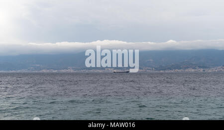 Détroit de Messine. Dans la distance est de l'île de Sicile, Italie Banque D'Images