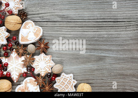 Biscuits au gingembre et épices sur le vieux fond de bois Banque D'Images