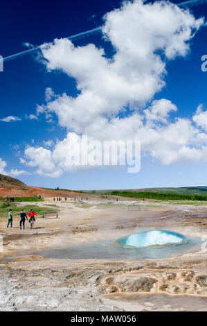 Strokkur le premier moment de l'éruption Banque D'Images