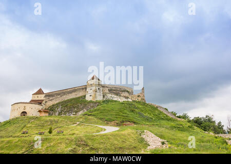 Château au sommet d'une colline verte près de Rasnov, Roumanie Banque D'Images