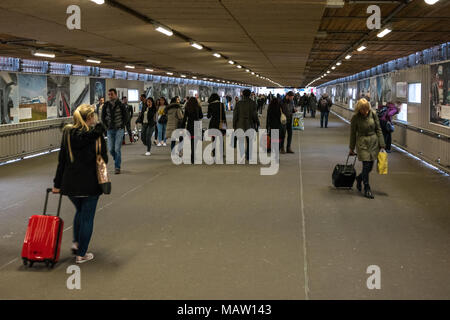 Passage de la gare du chemin de fer des plates-formes pour l'embarquement et le débarquement des passagers du train. Banque D'Images