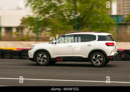 Citroen C5 Aircross roulage sur une piste utilisée pour les courses que sur un essai de route de Shanghai, Chine. Banque D'Images