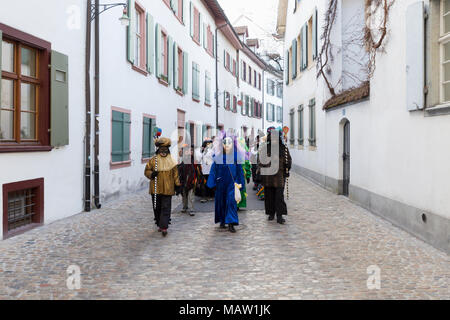 Carnaval de Bâle. Martinsgasse, Bâle, Suisse - 21 février 2018. Vue de face d'un groupe de carnaval dans la vieille ville Banque D'Images