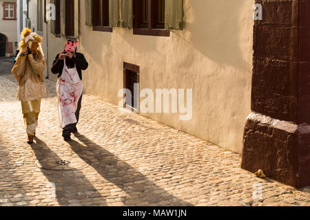 Carnaval de Bâle. Stapfelberg, Bâle, Suisse - 21 février 2018. Deux participants solitaires dans la vieille ville Banque D'Images