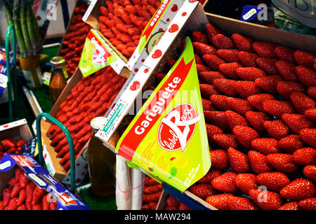 Vendeur de fruits et légumes - Rue des Martyrs - Paris - France Banque D'Images