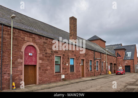 Une rangée de petits cottages de grès rouge en terrasses dans la rue Abbott conduisant à l'Abbey Theatre à Arbroath, Angus, Scotland. Banque D'Images