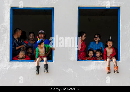 Les jeunes lutteurs lors de la cérémonie d'ouverture Festival Naadam en Mongolie, Murun Banque D'Images