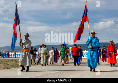 Costumes traditionnels lors de la cérémonie d'ouverture du Festival du Naadam, Murun, Mongolie Banque D'Images