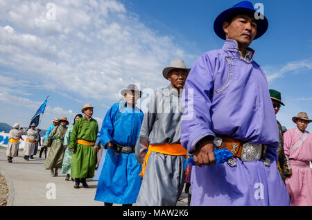 Costumes traditionnels lors de la cérémonie d'ouverture du Festival du Naadam, Murun, Mongolie Banque D'Images