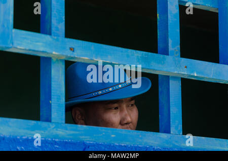 Un Spectateur en bleu au Festival Naadam en Mongolie, Murun Banque D'Images