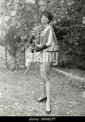 Modèle des années 60 portant un chapeau et robe zebra, Italie Banque D'Images