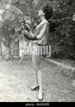 Modèle des années 60 portant un chapeau et robe zebra, Italie Banque D'Images