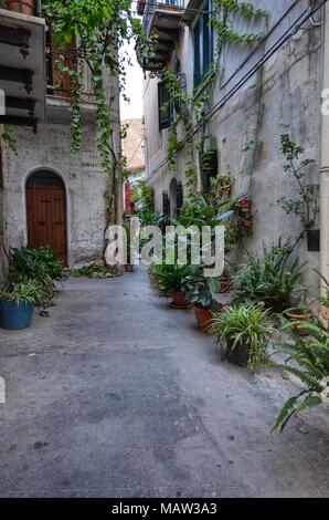 Monreale, Italie, Sicile le 20 août 2015. Les ruelles de Monreale, de vases fleuris, de petits balcons, vue sur le village. Petites maisons. Banque D'Images