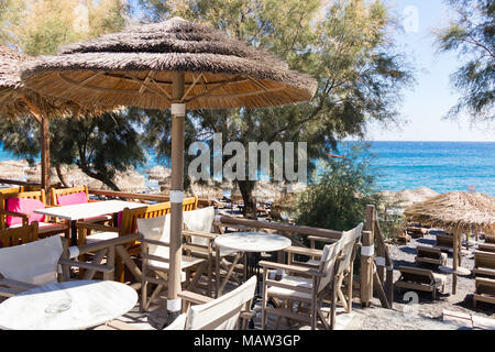 Terrasse de restaurant en face de la plage de Kamari à Santorin Banque D'Images