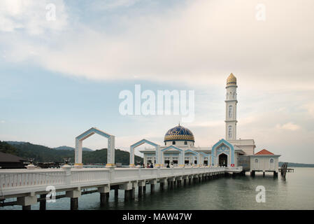 Célèbre mosquée flottante la mosquée AL BADR 1000 SELAWAT avec ciel bleu comme historique situé à Pulau Pangkor, Perak, Malaisie. Banque D'Images