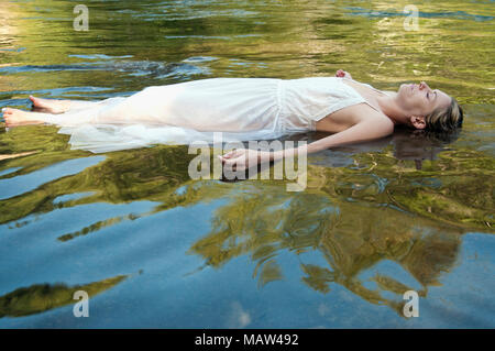 Une femme portant dans l'eau Banque D'Images