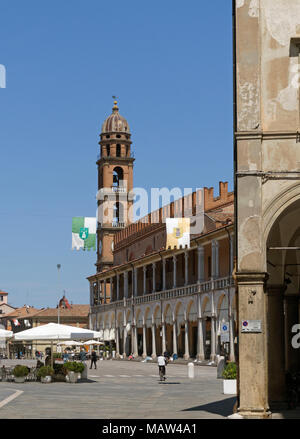 La Piazza del Popolo avec le Palazzo Podesta avec Torre Civica à Faenza, Emilie Romagne, Italie Banque D'Images