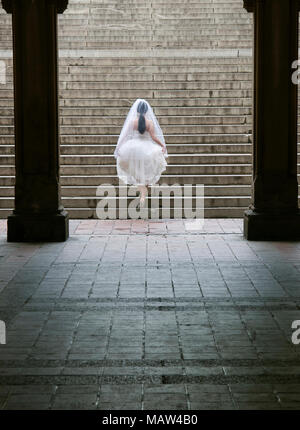 Une épouse en montant les escaliers dans Central Park, NYC Banque D'Images