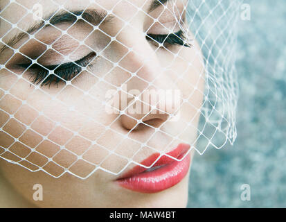 Une femme portant un voile blanc. Banque D'Images