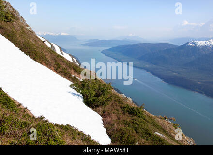 La vue depuis le mont Roberts, de l'intérieur de passage dans la ville de Juneau, capitale de l'Alaska. Banque D'Images