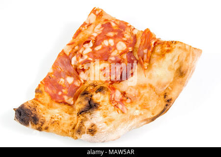 Morceau de pizza salami isolé sur fond blanc, top view with clipping path. Banque D'Images