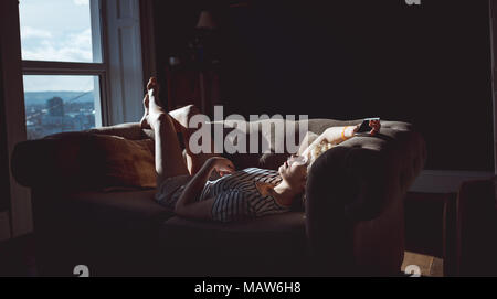 Man in living room Banque D'Images