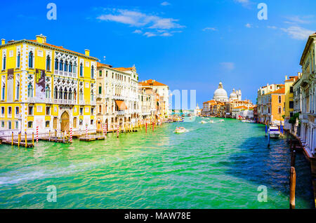 Superbe vue sur le Grand Canal et basilique Santa Maria della Salute avec bateaux et gondoles, Venise, Italie Banque D'Images