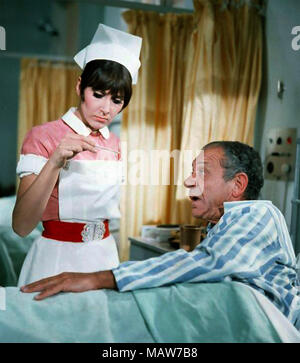 Poursuivre MÉDECIN 1967 Rank film avec Anita Harris comme infirmière Clarke et Sid James comme Charlie Roper Banque D'Images