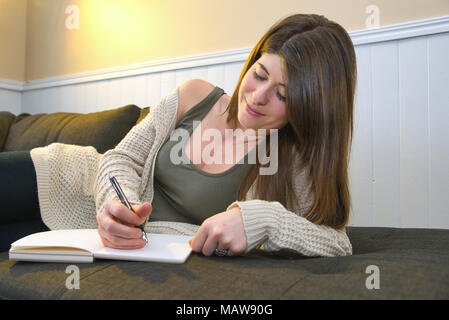 Repentigny,Canada,27,mars,2018.Jeune femme écrit dans son journal.Credit:Mario Beauregard/Alamy Live News Banque D'Images