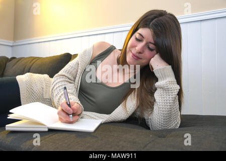 Repentigny,Canada,27,mars,2018.Jeune femme écrit dans son journal.Credit:Mario Beauregard/Alamy Live News Banque D'Images