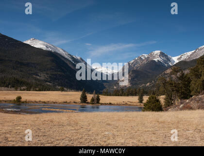 Paysage de prairie avec lac et Snow-Capped Mountains en arrière-plan, ciel bleu, au Parc National des Montagnes Rocheuses au Colorado Banque D'Images
