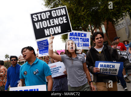 Les protestataires démontrer dans la marche pour la vie contre la violence armée, Université de l'Arizona, le 24 mars 2018, Tucson, Arizona, USA. Banque D'Images