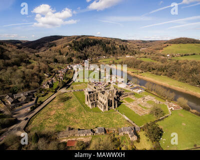 Vue aérienne de l'abbaye de Tintern, première fondation de l'église cistercienne au Pays de Galles, datant de l'an 1131 Banque D'Images