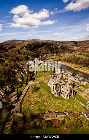 Vue aérienne de l'abbaye de Tintern, première fondation de l'église cistercienne au Pays de Galles, datant de l'an 1131 Banque D'Images