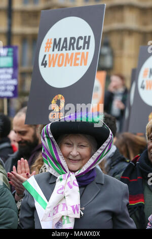 La célébrité, les politiciens, les champions de l'égalité entre les sexes et les activistes féministes rejoint des centaines de personnes pour mars4Femmes, événement organisé par organisé par CARE International comme ils marchent de la place du Parlement à un rassemblement à Trafalgar Square pour marquer la Journée internationale de la femme. Avec : Atmosphère, voir Où : London, Royaume-Uni Quand : 04 mars 2018 Source : WENN Banque D'Images