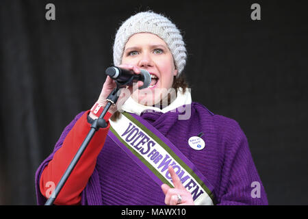 La célébrité, les politiciens, les champions de l'égalité entre les sexes et les activistes féministes rejoint des centaines de personnes pour mars4Femmes, événement organisé par organisé par CARE International comme ils marchent de la place du Parlement à un rassemblement à Trafalgar Square pour marquer la Journée internationale de la femme. En vedette : Jo Swinson Où : London, Royaume-Uni Quand : 04 mars 2018 Source : WENN Banque D'Images