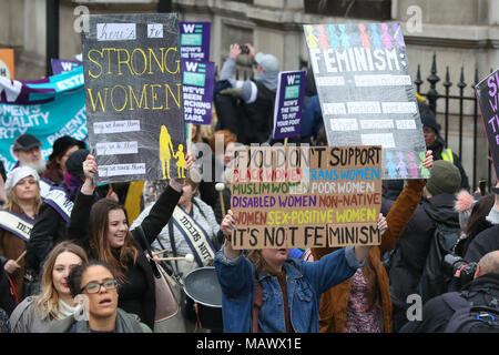 La célébrité, les politiciens, les champions de l'égalité entre les sexes et les activistes féministes rejoint des centaines de personnes pour mars4Femmes, événement organisé par organisé par CARE International comme ils marchent de la place du Parlement à un rassemblement à Trafalgar Square pour marquer la Journée internationale de la femme. Avec : Atmosphère, voir Où : London, Royaume-Uni Quand : 04 mars 2018 Source : WENN Banque D'Images