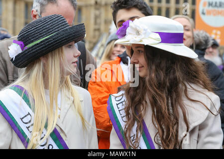 La célébrité, les politiciens, les champions de l'égalité entre les sexes et les activistes féministes rejoint des centaines de personnes pour mars4Femmes, événement organisé par organisé par CARE International comme ils marchent de la place du Parlement à un rassemblement à Trafalgar Square pour marquer la Journée internationale de la femme. Avec : Atmosphère, voir Où : London, Royaume-Uni Quand : 04 mars 2018 Source : WENN Banque D'Images