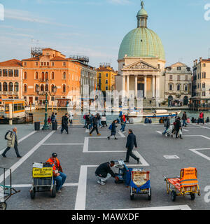 Assurance porteurs de la publicité pour leurs services en face de Venise Santa Lucia Banque D'Images