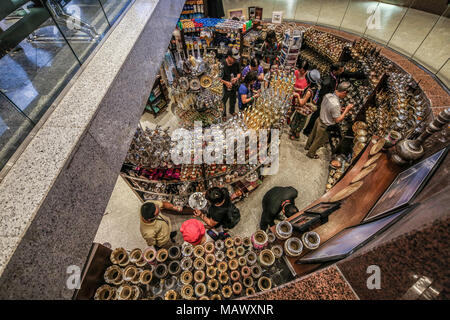 Les gens de tourisme de shopping dans une boutique de souvenirs dans le souk de bazar à Dubaï Emirats Arabes Unis Moyen-orient Banque D'Images