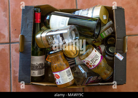 Boîte en carton avec des bouteilles en verre et les bocaux pour recyclage Banque D'Images