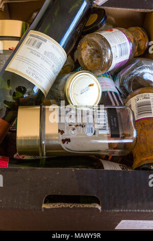 Boîte en carton avec des bouteilles en verre et les bocaux pour recyclage Banque D'Images