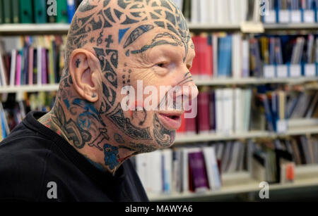 Tattooed man nommé Gerry dans le Nord de l'Angleterre. Gerry a été heureux pour moi de photographier lui quand je l'ai dit j'ai aimé son logo langue Rolling Stones Banque D'Images