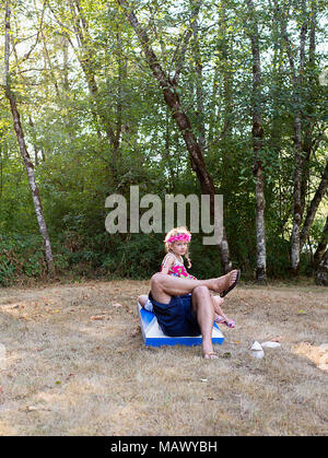 Une jeune fille assise sur son père. Banque D'Images