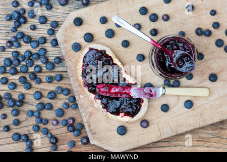 La confiture de bleuets et de pain fait maison sur un fond de bois Banque D'Images