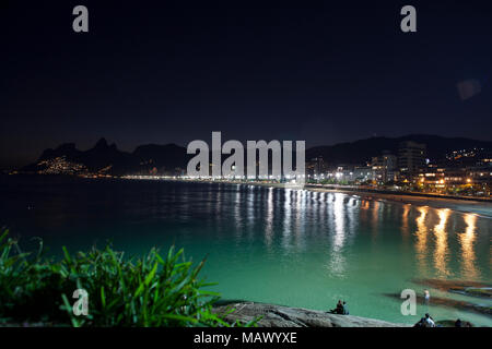 Assunto : Praia de Ipanema vista da Pedra do Arpoador a noite Local : Rio de Janeiro Données:07/2012 Auteur : Eduardo Zappia Banque D'Images