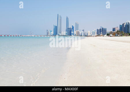 Assunto : Praia com prédios ao fundo em Local : Abu Dhabi Abu Dhabi, Emirados arabes Data : 10/10/13 Auteur : Eduardo Zappia Banque D'Images