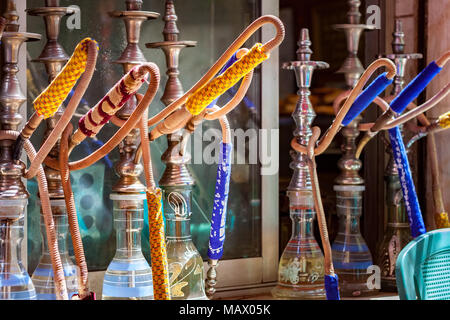 Les tuyaux d'eau Shisha alignés sur l'étagère à la terrasse d'un café au Caire, d'attente pour les clients Banque D'Images