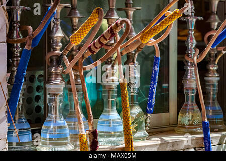 Les tuyaux d'eau Shisha alignés sur l'étagère à la terrasse d'un café au Caire, d'attente pour les clients Banque D'Images